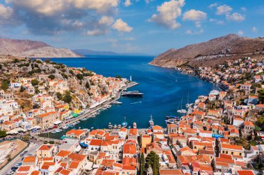 Renkli evler ve küçük teknelerle güzel Yunan adası Symi 'nin (Simi) havadan manzarası. Yunanistan, Suriye adası, Suriye (Rodos yakınlarında), Dodekanese manzarası.