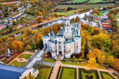 Hluboka nad Vltavou Şatosu Çek Cumhuriyeti 'nin en güzel kalelerinden biridir. Sonbaharda Hluboka nad Vltavou Şatosu 'nda kırmızı yapraklarla, Çek Cumhuriyeti. Hluboka nad Vltavou kalesinin renkli sonbahar manzarası.