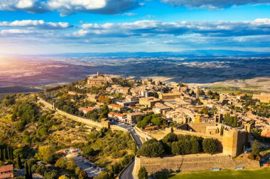 İtalya, Toskana 'daki Montalcino kasabasının manzarası. Kasaba adını bir zamanlar araziyi kaplayan meşe ağacından alıyor. Ortaçağ İtalyan şehri Montalcino 'nun manzarası. Toskana