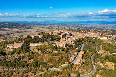 Harika mimarisi ve evleri olan Montepulciano köyü. Tuscany, İtalya 'da eski güzel bir kasaba. İtalya 'nın ortaçağ şehri Montepulciano' nun havadan görünüşü