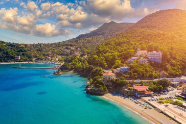 Yunanistan 'ın Kefalonia adasındaki Poros kentinin havadan görünüşü. Günün ortasında Poros City 'de. Sefalonya ya da Kefalonya adası, İyon Denizi, Yunanistan. Poros Köyü, Kefalonia Adası, İyon Adaları, Yunanistan.