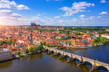 Çek Cumhuriyeti Prag 'daki Vltava nehri üzerindeki Eski Şehir İskelesi mimarisi ve Charles Köprüsü manzaralı. Prag ikonu Charles Bridge (Karluv Most) ve Eski Şehir Köprüsü Kulesi, Çek Cumhuriyeti.