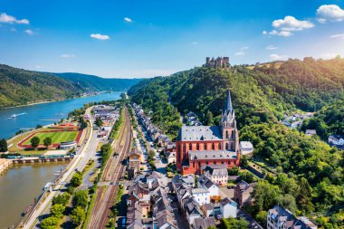 Almanya 'nın orta Ren Vadisi' nin yukarısındaki Oberwesel kasabasına bakın. Oberwesel kasabası ve Meryem Kilisesi, Orta Ren, Almanya, Rhineland-Palatinate. Rhein Nehri 'nin nehir kıyısındaki Oberwesel kasabası..