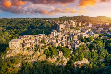 İtalya, Toskana 'nın Grosseto ilindeki Tuff kayaları üzerinde ortaçağ Pitigliano kasabası. Pitigliano İtalya 'nın Güney Toskana şehrinde küçük bir ortaçağ kasabasıdır..