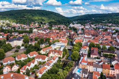 Bir nehir ve bir kilise ile Almanya'da Ettlingen Eski Şehir. Bir nehir ve bir kilise çan kulesi ile Ettlingen, Almanya, merkezi bir ilçe görünümü. Ettlingen, Baden Wurttemberg, Almanya.