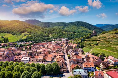 Alsace 'deki Kaysersberg, Fransa' nın en güzel köylerinden biri. Kaysersberg, Alsace, Fransa 'nın Büyük Doğu bölgesindeki Haut-Rhin departmanında. Alsace 'deki Kaysersberg' in küçük bir köyü.