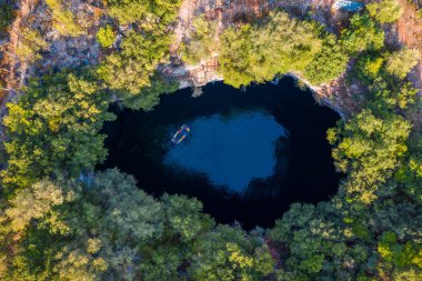 Kefalonia adasındaki Melissani Gölü, Yunanistan. Melissani Mağarası (Melissani Gölü) Yunanistan 'ın Kefalonia adasındaki Sami köyü yakınlarında. Melissani Mağarası, Kefalonia Adası, Yunanistan 'daki gölde turist teknesi