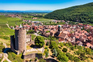 Alsace 'deki Kaysersberg, Fransa' nın en güzel köylerinden biri. Kaysersberg, Alsace, Fransa 'nın Büyük Doğu bölgesindeki Haut-Rhin departmanında. Alsace 'deki Kaysersberg' in küçük bir köyü.