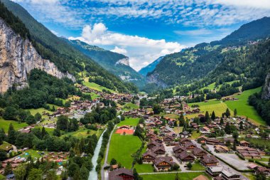 Ünlü kilisesi ve Staubbach şelalesi olan Lauterbrunnen Vadisi. Lauterbrunnen Köyü, Berner Oberland, İsviçre, Avrupa. Güneşli bir günde Lauterbrunnen Vadisi 'nin muhteşem manzarası, İsviçre.