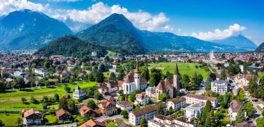 İsviçre 'deki Interlaken şehrinin hava manzarası. Interlaken kasabası, Eiger, Monch ve Jungfrau dağları ve Thun ve Brienz Gölü 'nün güzel manzarası. Interlaken, Bernese Oberland, İsviçre.