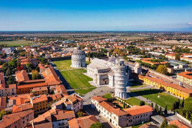 Pisa Cathedral and the Leaning Tower in a sunny day in Pisa, Italy. Pisa Cathedral with Leaning Tower of Pisa on Piazza dei Miracoli in Pisa, Tuscany, Italy.