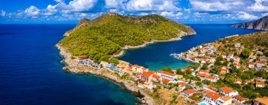 Yunanistan, Kefalonia 'daki Assos köyü. Akdeniz 'de turkuaz renkli körfez Kefalonya, Yunanistan, İyon adası, Cephalonia, Assos köyü Assos köyünde güzel renkli evleri var..