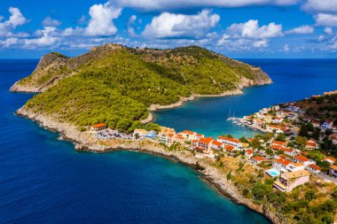 Yunanistan 'ın Cefalonia kentindeki Assos adasındaki güzel ve renkli geleneksel balıkçı köyünün insansız hava aracı görüntüsü. Sefalonya 'daki Assos Yarımadası (Kefalonia), Yunanistan
