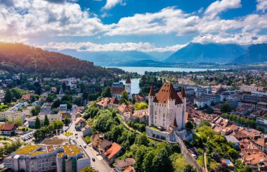 Thun şehrinin Alpleri ve Thunersee Gölü ile Panorama 'sı, İsviçre. Tarihsel Thun şehri ve Thun Gölü ile Bernese Highlands arka planda Alpler, Canton Bern, İsviçre.