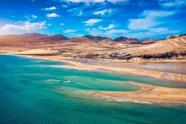 Jandia Yarımadası, Risco del Paso, Playas de Sotavento ve Laguna de Sotavento, Fuerteventura, Kanarya Adaları, İspanya, Atlantik, Avrupa. Uçurtma okyanusta uçuyor, Sotavento plajı, Fuerteventura