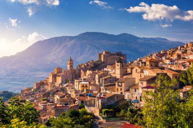 Caccamo, Sicilya. İtalya 'nın Sicilya dağlarında Norman Kalesi olan ortaçağ İtalyan şehri. Tepedeki Caccamo kasabasının arka planında dağlar, Sicilya, İtalya.