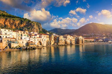 Cefalu, ortaçağ şehri Sicilya, Palermo, İtalya. Cefalu İtalya 'nın başkenti Palermo' da Sicilya 'nın Sicilya kıyısında yer alan bir şehirdir.. 