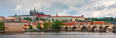 Prag manzaralı Prag Eski Şehir İskele mimarisi Charles Köprüsü Prag, Çek Cumhuriyeti 'ndeki Vltava nehri üzerinde. Prag 'ın eski bir kasabası. Arka planda Kale, Çek Cumhuriyeti..