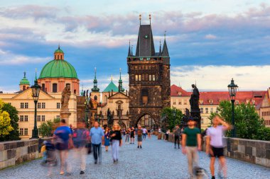 Prag 'daki Charles Köprüsü' nde bulanık turistler, Çek Cumhuriyeti. Charles Bridge (Karluv Most) ve Old Town Tower. Vltava Nehri ve Charles Köprüsü. Dünya seyahati, gezi ve turizm kavramı.