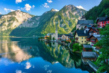Avusturya Alpleri 'ndeki ünlü Hallstatt dağ köyü yazın güzel bir ışıkla Salzkammergut bölgesi, Hallstatt, Avusturya. Avusturya Alplerinde Hallstatter Gölü 'ndeki Hallstatt Köyü.