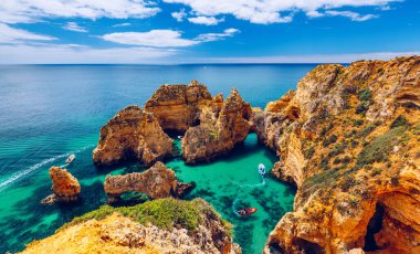 Panoramik görünümü, Algarve Lagos yakınlarındaki Ponta da Piedade, Portekiz. Ponta da Piedade, Algarve bölgesinde, Portekiz'de denizde uçurum kayalar ve turist teknesi. Ponta da Piedade, Algarve region, Portekiz.