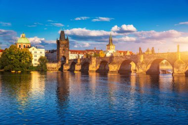 Prag'ın eski şehri. Çek Cumhuriyeti nehir Vltava üzerinde Charles Köprüsü silueti üzerinde. Kırmızı çatılı Prag panorama manzara manzarası. Petrin Tepesi'nden Prag manzarası, Prag, Çekya.