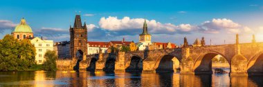 Prag'ın eski şehri. Çek Cumhuriyeti nehir Vltava üzerinde Charles Köprüsü silueti üzerinde. Kırmızı çatılı Prag panorama manzara manzarası. Petrin Tepesi'nden Prag manzarası, Prag, Çekya.