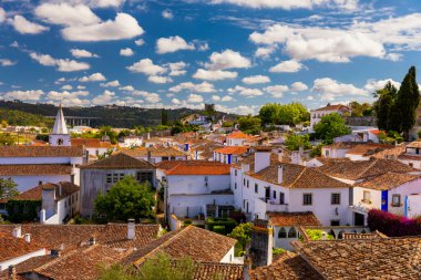 Lizbon, Portekiz yakınlarındaki tarihi duvarlarla çevrili Obidos kasabası. Portekiz, Obidos Ortaçağ Kasabası 'nın güzel sokakları. Obidos 'taki ortaçağ kalesinin sokak manzarası. Portekiz.