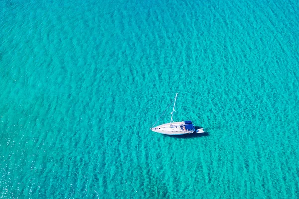 エメラルド海のアンカーヨットの空中ビュー ボートの空中ビュー アウトドアウォータースポーツヨット オープンウォーターでのアンカーヨットの空中ビュー 海と海の旅と交通 — ストック写真
