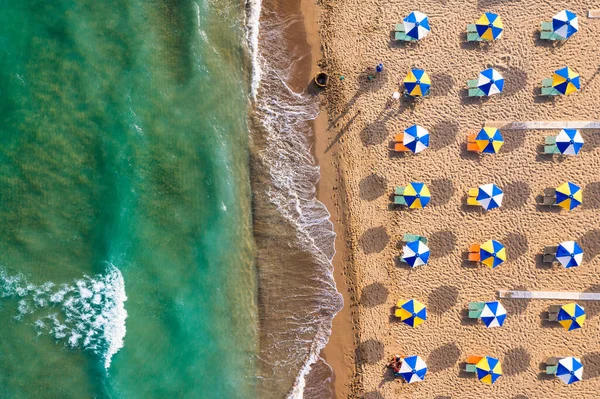 Yaz Tatili Kavramı Yukarıdan Manzara Plaj Şemsiyeleri Turkuaz Berrak Suyla — Stok fotoğraf
