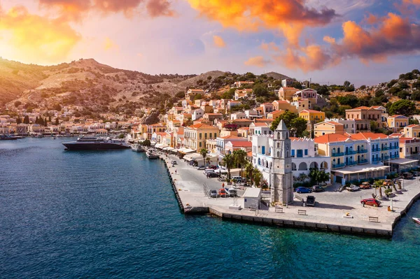 Renkli evler ve küçük teknelerle güzel Yunan adası Symi 'nin (Simi) havadan manzarası. Yunanistan, Suriye adası, Suriye (Rodos yakınlarında), Dodekanese manzarası.