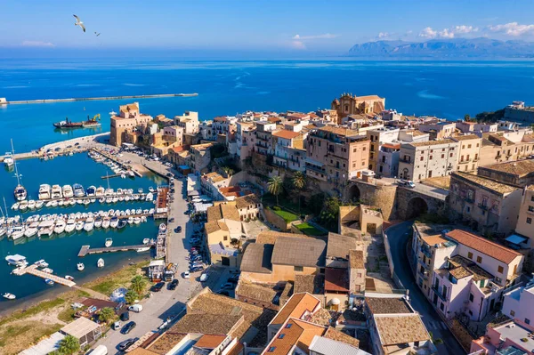 Akdeniz, Trapany, Sicilya, İtalya 'da Castellammare del Golfo kasabası (Castellammare Körfezi). Sicilya 'nın Trapani iline bağlı Castellammare del Golfo kasabası..