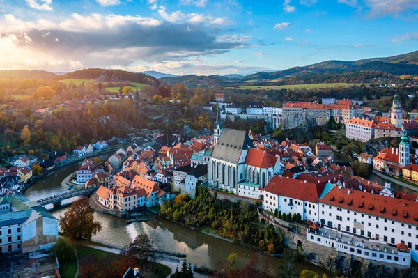 Çek Cumhuriyeti 'nin ortaçağ şatosuna bakan Vltava nehir kıyısındaki Cesky Krumlov kasabasının tarihi manzarası. Eski Cesky Krumlov kasabasının manzarası, Güney Bohemya, Çek Cumhuriyeti.