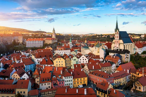 Çek Cumhuriyeti 'nin ortaçağ şatosuna bakan Vltava nehir kıyısındaki Cesky Krumlov kasabasının tarihi manzarası. Eski Cesky Krumlov kasabasının manzarası, Güney Bohemya, Çek Cumhuriyeti.