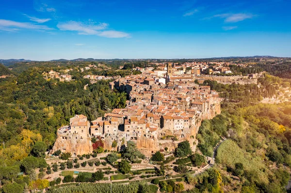 İtalya, Toskana 'nın Grosseto ilindeki Tuff kayaları üzerinde ortaçağ Pitigliano kasabası. Pitigliano İtalya 'nın Güney Toskana şehrinde küçük bir ortaçağ kasabasıdır..