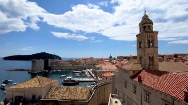 Hırvatistan 'ın güneyinde, Adriyatik Denizi, Avrupa' ya bakan bir kent. Hırvatistan 'ın ünlü Dubrovnik kentinin eski şehir merkezi. Dubrovnik eski kasabası (ortaçağ Ragusa) ve Dalmaçya Sahili manzarası.