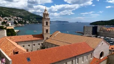 Hırvatistan 'ın güneyinde, Adriyatik Denizi, Avrupa' ya bakan bir kent. Hırvatistan 'ın ünlü Dubrovnik kentinin eski şehir merkezi. Dubrovnik eski kasabası (ortaçağ Ragusa) ve Dalmaçya Sahili manzarası.