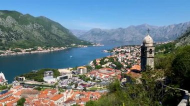 Karadağ 'ın eski Kotor kentinin hava manzarası. Kotor Körfezi, Adriyatik Denizi 'nin en güzel yerlerinden biridir. Tarihi Kotor Eski Kenti ve Adriyatik Denizi Kotor Körfezi, Karadağ.