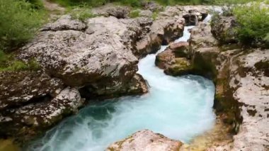 Slovenya Alplerinde Soca Nehri vadisi gibi. Great Soca Gorge (Velika korita Soce), Triglav Ulusal Parkı, Slovenya. Soca Nehri 'nin büyük kanyonu, Bovec, Slovenya. Triglav Ulusal Parkı 'ndaki Soca Vadisi.
