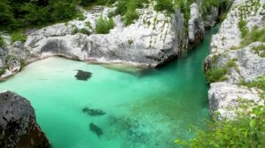 Slovenya Alplerinde Soca Nehri vadisi gibi. Great Soca Gorge (Velika korita Soce), Triglav Ulusal Parkı, Slovenya. Soca Nehri 'nin büyük kanyonu, Bovec, Slovenya. Triglav Ulusal Parkı 'ndaki Soca Vadisi.