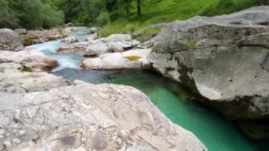 Slovenya Alplerinde Soca Nehri vadisi gibi. Great Soca Gorge (Velika korita Soce), Triglav Ulusal Parkı, Slovenya. Soca Nehri 'nin büyük kanyonu, Bovec, Slovenya. Triglav Ulusal Parkı 'ndaki Soca Vadisi.