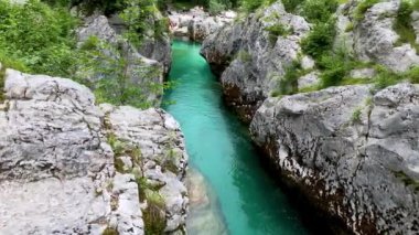 Slovenya Alplerinde Soca Nehri vadisi gibi. Great Soca Gorge (Velika korita Soce), Triglav Ulusal Parkı, Slovenya. Soca Nehri 'nin büyük kanyonu, Bovec, Slovenya. Triglav Ulusal Parkı 'ndaki Soca Vadisi.