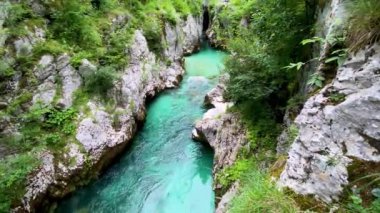 Slovenya Alplerinde Soca Nehri vadisi gibi. Great Soca Gorge (Velika korita Soce), Triglav Ulusal Parkı, Slovenya. Soca Nehri 'nin büyük kanyonu, Bovec, Slovenya. Triglav Ulusal Parkı 'ndaki Soca Vadisi.
