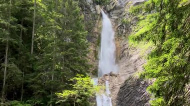 Slovenya 'nın Julian Alpleri' ndeki üç aşamalı Aşağı Martuljek Şelalesi. Triglav Ulusal Parkı. Slovenya 'nın Julian Alps kentindeki Triglav milli parkında Martuljek şelaleli manzara dağı.