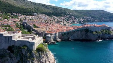 Hırvatistan 'ın Dubrovnik şehrinden Fort Lovrijenac. Lovrijenac kalesi, batı limanı üzerinde. Dalmaçya 'nın tarihi Hırvatistan kenti Dubrovnik. UNESCO Dünya Mirası Alanı. 