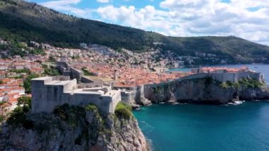 Hırvatistan 'ın Dubrovnik şehrinden Fort Lovrijenac. Lovrijenac kalesi, batı limanı üzerinde. Dalmaçya 'nın tarihi Hırvatistan kenti Dubrovnik. UNESCO Dünya Mirası Alanı. 