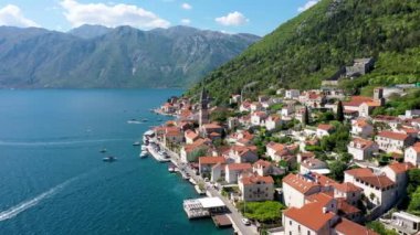 Karadağ 'ın ünlü Kotor Koyu' ndaki tarihi Perast kasabasının mavi gökyüzü ve yaz aylarında bulutlarla dolu güneşli güzel bir günü. Karadağ 'ın Kotor Körfezi' ndeki tarihi Perast kenti yazın.