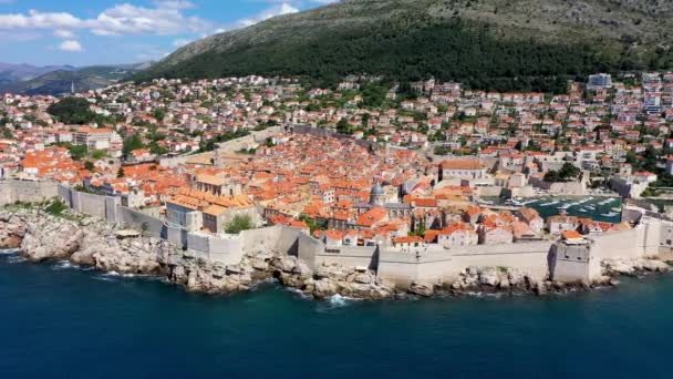 アドリア海 ヨーロッパに面したクロアチア南部の都市 ドゥブロヴニクの空中ビュー クロアチアの有名な町ドゥブロヴニクの旧市街の中心地 ダルマチアのクロアチアのドゥブロヴニクの歴史的な都市 — ストック動画
