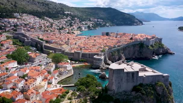 アドリア海 ヨーロッパに面したクロアチア南部の都市 ドゥブロヴニクの空中ビュー クロアチアの有名な町ドゥブロヴニクの旧市街の中心地 ダルマチアのクロアチアのドゥブロヴニクの歴史的な都市 — ストック動画