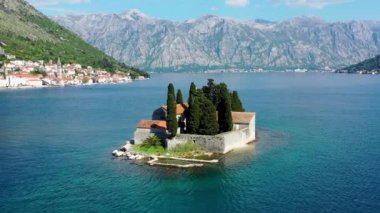 Aziz George Adası ve Karadağ 'ın Perast kentindeki Kayalıkların Efendisi Kilisesi. Boka Kotor Körfezi kıyısındaki Kaya Adası Leydimiz ve Perast Kilisesi (Boka Kotorska), Karadağ, Avrupa. 